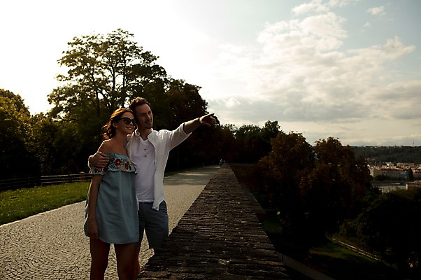 포토 JPG 주간 서양인 나무 구름 커플 공원 여자 남자 데이트 하늘 사랑 서기 미소 사람 상반신 20대 성인 야외 두명 옆모습 선글라스 다정 가리킴 도시 프라하 공원길 성인만 어깨에손 국내포토 자연요소 외국인 식물 공공시설 감정 안경 길 뷰포인트 컨셉 관계 모션 표정 손짓 청년 체코 파일형식