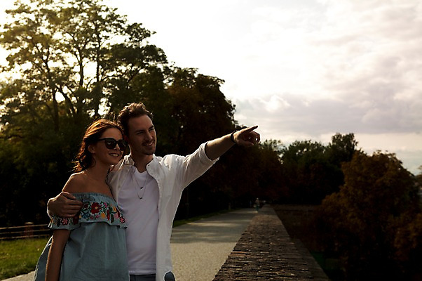 포토 JPG 주간 서양인 나무 구름 커플 응시 공원 여자 남자 데이트 하늘 사랑 미소 사람 상반신 20대 성인 야외 두명 옆모습 선글라스 다정 가리킴 프라하 공원길 성인만 어깨에손 국내포토 자연요소 외국인 식물 시선 공공시설 감정 안경 길 뷰포인트 컨셉 관계 모션 표정 손짓 청년 체코 파일형식