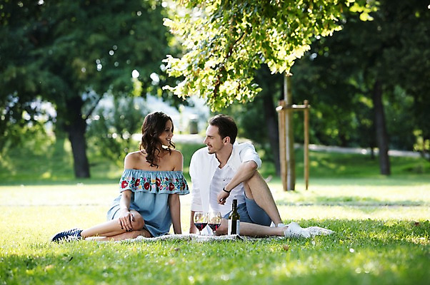 포토 JPG 주간 전신 서양인 나무 커플 공원 여자 남자 와인잔 데이트 사랑 미소 사람 앉기 잔디 초원 20대 성인 야외 두명 앞모습 햇빛 마주보기 와인 다정 와인병 프라하 성인만 국내포토 자연요소 외국인 식물 공공시설 감정 뷰포인트 컨셉 술잔 관계 모션 병_용기 주류 표정 청년 태양 체코 파일형식