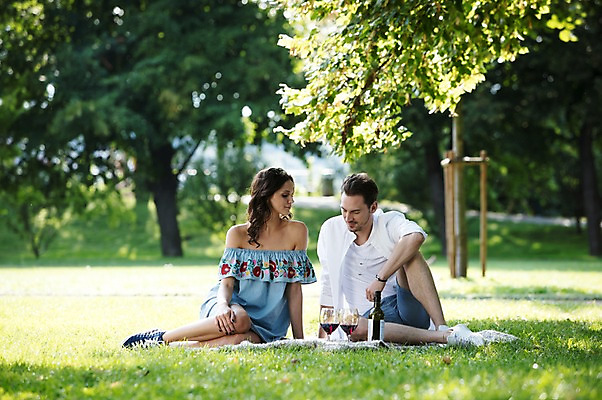 포토 JPG 주간 전신 서양인 나무 커플 공원 여자 남자 와인잔 데이트 사랑 사람 앉기 잔디 초원 20대 성인 야외 두명 앞모습 와인 다정 와인병 프라하 성인만 국내포토 자연요소 외국인 식물 공공시설 감정 뷰포인트 컨셉 술잔 관계 모션 병_용기 주류 청년 체코 파일형식