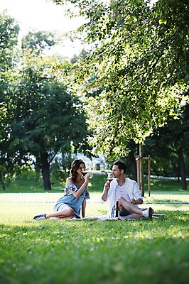 포토 JPG 주간 전신 서양인 나무 커플 공원 여자 남자 와인잔 데이트 사랑 사람 앉기 잔디 초원 20대 성인 야외 두명 앞모습 옆모습 마주보기 와인 다정 마시기 담요 와인병 프라하 성인만 국내포토 자연요소 외국인 식물 공공시설 감정 뷰포인트 컨셉 술잔 관계 모션 병_용기 주류 청년 체코 파일형식