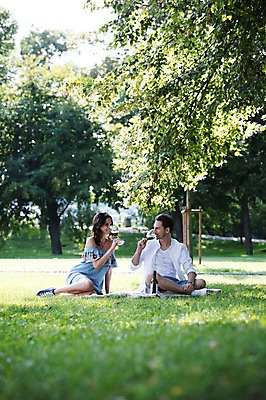 포토 JPG 주간 전신 서양인 나무 커플 공원 여자 남자 와인잔 데이트 사랑 미소 사람 앉기 잔디 초원 20대 성인 야외 두명 앞모습 옆모습 마주보기 와인 다정 마시기 담요 와인병 프라하 성인만 국내포토 자연요소 외국인 식물 공공시설 감정 뷰포인트 컨셉 술잔 관계 모션 병_용기 주류 표정 청년 체코 파일형식