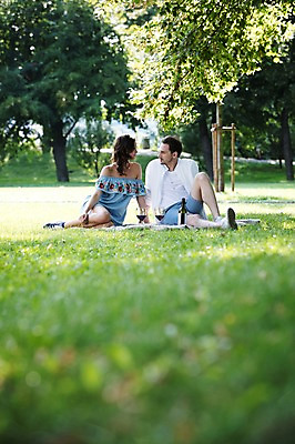 포토 JPG 주간 전신 서양인 나무 커플 응시 공원 여자 남자 와인잔 데이트 사랑 사람 앉기 잔디 초원 20대 성인 야외 두명 앞모습 마주보기 와인 다정 담요 와인병 프라하 성인만 국내포토 자연요소 외국인 식물 시선 공공시설 감정 뷰포인트 컨셉 술잔 관계 모션 병_용기 주류 청년 체코 파일형식