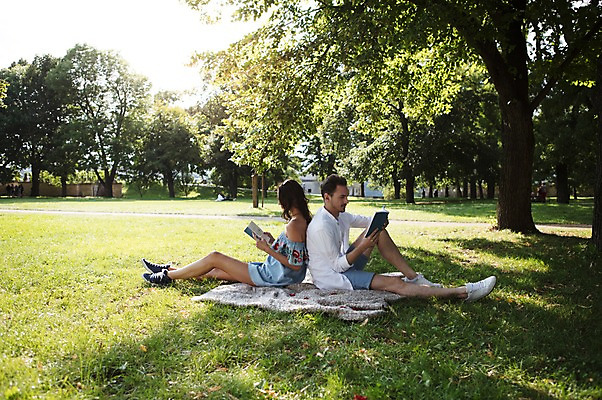 포토 JPG 주간 전신 서양인 나무 커플 공원 여자 남자 데이트 그림자 사랑 사람 앉기 잔디 초원 20대 성인 야외 두명 옆모습 책 독서 다정 등맞대기 그늘 담요 프라하 성인만 국내포토 자연요소 외국인 식물 공공시설 감정 뷰포인트 컨셉 관계 모션 청년 체코 파일형식