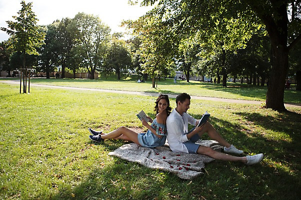 포토 JPG 주간 전신 서양인 나무 커플 공원 여자 남자 데이트 그림자 사랑 사람 앉기 잔디 초원 20대 성인 야외 두명 옆모습 책 독서 햇빛 다정 등맞대기 그늘 담요 프라하 성인만 국내포토 자연요소 외국인 식물 공공시설 감정 뷰포인트 컨셉 관계 모션 청년 태양 체코 파일형식