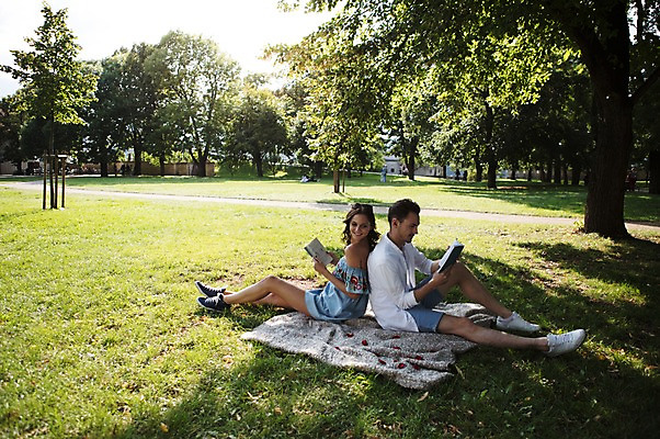 포토 JPG 주간 전신 서양인 나무 커플 공원 여자 남자 데이트 그림자 사랑 미소 사람 앉기 잔디 초원 20대 성인 야외 두명 옆모습 책 독서 다정 등맞대기 그늘 담요 프라하 성인만 국내포토 자연요소 외국인 식물 공공시설 감정 뷰포인트 컨셉 관계 모션 표정 청년 체코 파일형식