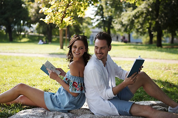 포토 JPG 주간 서양인 나무 커플 공원 여자 남자 데이트 사랑 미소 사람 앉기 잔디 초원 상반신 20대 성인 야외 두명 옆모습 책 선글라스 독서 다정 등맞대기 담요 프라하 성인만 국내포토 자연요소 외국인 식물 공공시설 감정 안경 뷰포인트 컨셉 관계 모션 표정 청년 체코 파일형식
