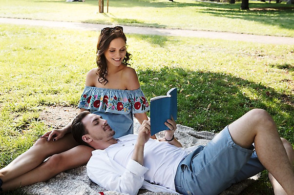 포토 JPG 주간 서양인 커플 응시 공원 여자 남자 데이트 그림자 사랑 미소 사람 앉기 잔디 초원 상반신 20대 성인 야외 두명 앞모습 옆모습 책 선글라스 눕기 독서 다정 담요 프라하 무릎베개 성인만 국내포토 자연요소 외국인 식물 시선 공공시설 감정 안경 뷰포인트 컨셉 관계 모션 표정 청년 체코 파일형식