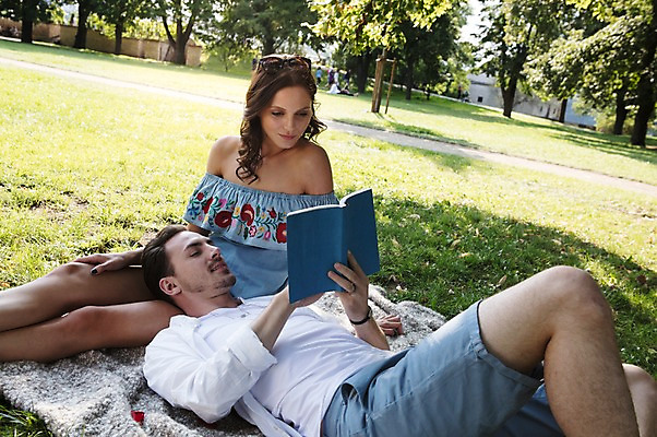 포토 JPG 주간 서양인 나무 커플 응시 공원 여자 남자 데이트 사랑 사람 앉기 잔디 초원 상반신 20대 성인 야외 두명 앞모습 옆모습 책 선글라스 눕기 독서 다정 프라하 무릎베개 성인만 국내포토 자연요소 외국인 식물 시선 공공시설 감정 안경 뷰포인트 컨셉 관계 모션 청년 체코 파일형식