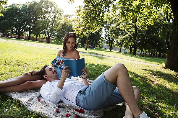 포토 JPG 주간 서양인 나무 커플 공원 여자 남자 꽃잎 데이트 사랑 미소 사람 앉기 잔디 초원 상반신 20대 성인 야외 두명 앞모습 옆모습 책 선글라스 눕기 독서 햇빛 다정 담요 프라하 무릎베개 성인만 국내포토 자연요소 외국인 식물 공공시설 꽃 감정 안경 뷰포인트 컨셉 관계 모션 표정 청년 태양 체코 파일형식