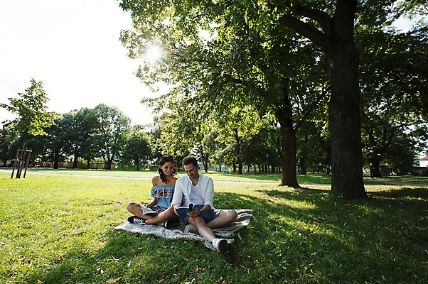 포토 JPG 주간 전신 서양인 나무 커플 공원 여자 남자 데이트 그림자 사랑 미소 사람 앉기 잔디 초원 20대 성인 야외 두명 앞모습 책 독서 햇빛 다정 그늘 담요 프라하 성인만 국내포토 자연요소 외국인 식물 공공시설 감정 뷰포인트 컨셉 관계 모션 표정 청년 태양 체코 파일형식