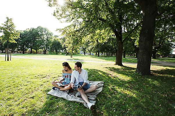 포토 JPG 주간 전신 서양인 나무 커플 공원 여자 남자 데이트 사랑 사람 잔디 초원 20대 성인 야외 두명 앞모습 책 독서 햇빛 다정 담요 가부좌 프라하 성인만 국내포토 자연요소 외국인 식물 공공시설 감정 뷰포인트 컨셉 관계 앉기 청년 태양 체코 파일형식