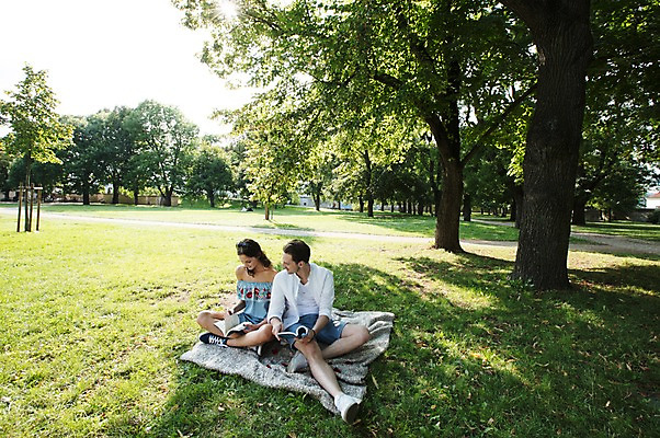 포토 JPG 주간 전신 서양인 나무 커플 공원 여자 남자 데이트 그림자 사랑 사람 앉기 잔디 초원 20대 성인 야외 두명 앞모습 책 독서 햇빛 다정 그늘 담요 프라하 성인만 국내포토 자연요소 외국인 식물 공공시설 감정 뷰포인트 컨셉 관계 모션 청년 태양 체코 파일형식