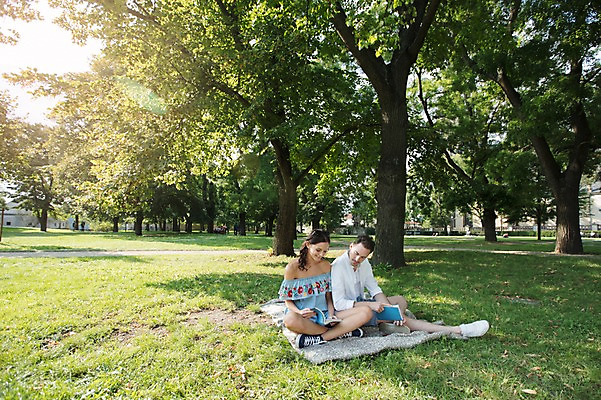 포토 JPG 주간 전신 서양인 나무 커플 공원 여자 남자 데이트 사랑 사람 잔디 초원 20대 성인 야외 두명 앞모습 책 독서 햇빛 다정 담요 가부좌 프라하 성인만 국내포토 자연요소 외국인 식물 공공시설 감정 뷰포인트 컨셉 관계 앉기 청년 태양 체코 파일형식