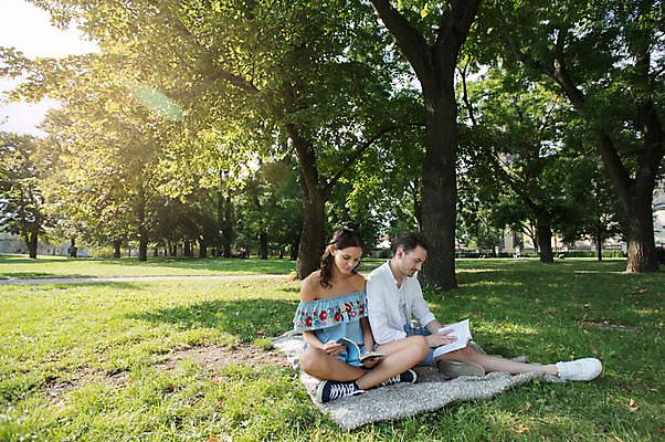 포토 JPG 주간 전신 서양인 나무 커플 공원 여자 남자 데이트 사랑 사람 잔디 초원 20대 성인 야외 두명 앞모습 옆모습 책 독서 햇빛 다정 담요 가부좌 프라하 성인만 국내포토 자연요소 외국인 식물 공공시설 감정 뷰포인트 컨셉 관계 앉기 청년 태양 체코 파일형식