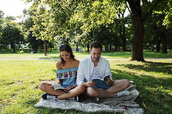 포토 JPG 주간 전신 서양인 나무 커플 공원 여자 남자 데이트 그림자 사랑 미소 사람 잔디 초원 20대 성인 야외 두명 앞모습 책 독서 다정 그늘 담요 가부좌 프라하 성인만 국내포토 자연요소 외국인 식물 공공시설 감정 뷰포인트 컨셉 관계 표정 앉기 청년 체코 파일형식