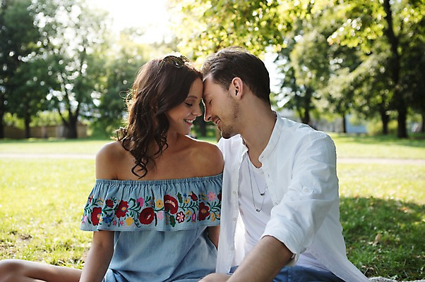 포토 JPG 주간 서양인 나무 커플 공원 여자 남자 데이트 사랑 미소 사람 앉기 잔디 초원 상반신 20대 성인 야외 두명 앞모습 선글라스 프라하 성인만 얼굴맞대기 국내포토 자연요소 외국인 식물 공공시설 감정 안경 뷰포인트 관계 모션 표정 청년 체코 파일형식