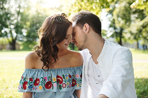 포토 JPG 주간 서양인 나무 커플 공원 여자 남자 데이트 사랑 미소 사람 앉기 잔디 초원 상반신 20대 성인 야외 두명 앞모습 선글라스 프라하 성인만 얼굴맞대기 국내포토 자연요소 외국인 식물 공공시설 감정 안경 뷰포인트 관계 모션 표정 청년 체코 파일형식