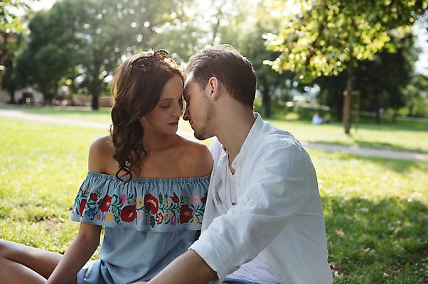 포토 JPG 주간 서양인 나무 커플 공원 여자 남자 데이트 사랑 사람 앉기 잔디 초원 상반신 20대 성인 야외 두명 앞모습 옆모습 선글라스 햇빛 프라하 성인만 얼굴맞대기 국내포토 자연요소 외국인 식물 공공시설 감정 안경 뷰포인트 관계 모션 청년 태양 체코 파일형식