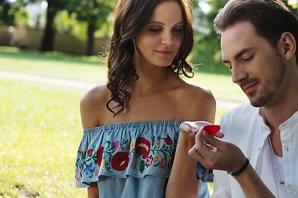 포토 JPG 주간 서양인 나무 커플 응시 공원 여자 남자 꽃잎 데이트 사랑 미소 사람 앉기 잔디 초원 상반신 20대 성인 야외 두명 앞모습 손내밀기 프라하 성인만 국내포토 자연요소 외국인 식물 시선 공공시설 꽃 감정 뷰포인트 관계 모션 표정 손짓 청년 체코 파일형식