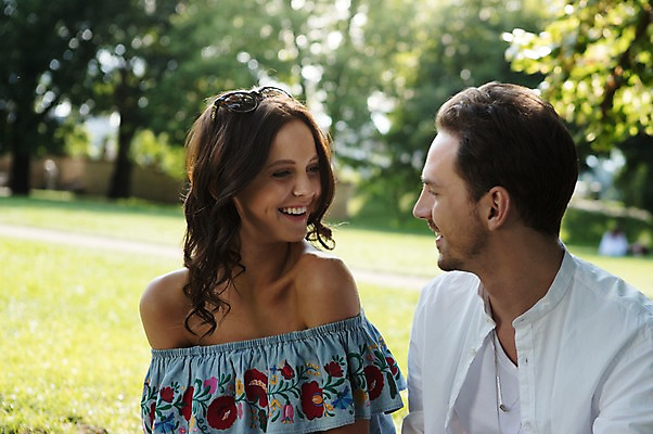 포토 JPG 주간 서양인 나무 커플 공원 여자 남자 데이트 사랑 미소 사람 앉기 잔디 초원 상반신 20대 성인 야외 두명 앞모습 햇빛 마주보기 프라하 성인만 국내포토 자연요소 외국인 식물 공공시설 감정 뷰포인트 관계 모션 표정 청년 태양 체코 파일형식