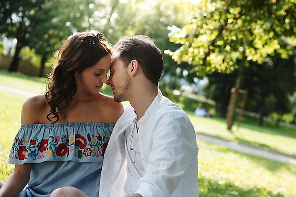 포토 JPG 주간 서양인 나무 커플 공원 여자 남자 데이트 사랑 사람 앉기 잔디 초원 상반신 20대 성인 야외 두명 앞모습 옆모습 선글라스 눈감음 프라하 성인만 얼굴맞대기 국내포토 자연요소 외국인 식물 공공시설 감정 안경 뷰포인트 관계 모션 청년 체코 파일형식