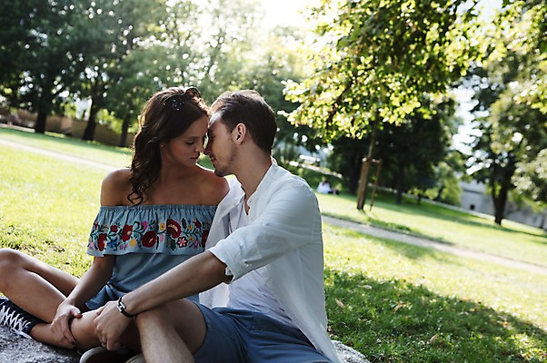 포토 JPG 주간 서양인 나무 커플 공원 여자 남자 데이트 사랑 사람 앉기 잔디 초원 상반신 20대 성인 야외 두명 앞모습 옆모습 햇빛 마주보기 다정 프라하 성인만 국내포토 자연요소 외국인 식물 공공시설 감정 뷰포인트 컨셉 관계 모션 청년 태양 체코 파일형식