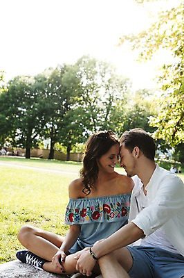 포토 JPG 주간 서양인 나무 커플 공원 여자 남자 데이트 사랑 미소 사람 앉기 잔디 초원 상반신 20대 성인 야외 두명 앞모습 옆모습 다정 프라하 성인만 머리맞대기 국내포토 자연요소 외국인 식물 공공시설 감정 뷰포인트 컨셉 관계 모션 표정 청년 체코 파일형식