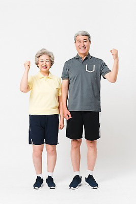 포토 JPG 스튜디오촬영 전신 여자 남자 실내 건강 서기 미소 사람 두명 앞모습 운동복 운동 건강관리 노부부 파이팅 한국인 60대 70대 노인만 국내포토 부부 옷 노년 뷰포인트 모션 표정 관리 동양인 내부 성인만 파일형식