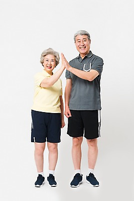 포토 JPG 스튜디오촬영 전신 여자 남자 실내 건강 미소 사람 두명 앞모습 운동복 운동 건강관리 노부부 한국인 60대 70대 하이파이브 노인만 국내포토 부부 옷 노년 뷰포인트 표정 관리 동양인 손짓 내부 성인만 파일형식
