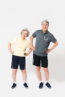 포토 JPG 스튜디오촬영 전신 여자 남자 허리손 실내 건강 미소 사람 두명 앞모습 운동복 운동 건강관리 노부부 한국인 60대 70대 맨손체조 노인만 국내포토 부부 옷 노년 뷰포인트 포즈 표정 관리 동양인 내부 체조 성인만 파일형식