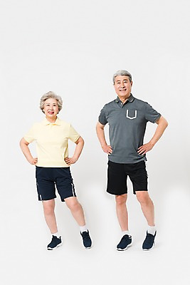 포토 JPG 스튜디오촬영 전신 여자 남자 허리손 실내 건강 미소 사람 두명 앞모습 운동복 운동 건강관리 노부부 한국인 60대 70대 발목운동 노인만 국내포토 부부 옷 노년 뷰포인트 포즈 표정 관리 동양인 내부 성인만 파일형식