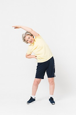 포토 JPG 스튜디오촬영 전신 여자 건강 한명 미소 사람 앞모습 운동복 운동 손들기 건강관리 한국인 60대 맨손체조 허리운동 노인여자한명만 국내포토 1 옷 노년 뷰포인트 모션 실내 표정 관리 동양인 체조 여자한명만 노인여자만 파일형식