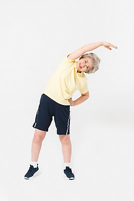 포토 JPG 스튜디오촬영 전신 여자 건강 한명 미소 사람 앞모습 운동복 운동 건강관리 한국인 60대 맨손체조 허리운동 노인여자한명만 국내포토 1 옷 노년 뷰포인트 실내 표정 관리 동양인 체조 여자한명만 노인여자만 파일형식