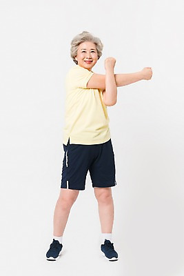 포토 JPG 스튜디오촬영 전신 여자 건강 한명 미소 사람 앞모습 운동복 운동 건강관리 한국인 60대 팔운동 노인여자한명만 국내포토 1 옷 노년 뷰포인트 실내 표정 관리 동양인 여자한명만 노인여자만 파일형식