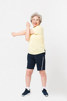 포토 JPG 스튜디오촬영 전신 여자 건강 한명 미소 사람 앞모습 운동복 운동 건강관리 한국인 60대 팔운동 노인여자한명만 국내포토 1 옷 노년 뷰포인트 실내 표정 관리 동양인 여자한명만 노인여자만 파일형식