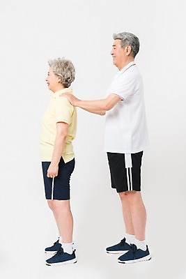 포토 JPG 스튜디오촬영 전신 여자 남자 실내 건강 미소 사람 두명 옆모습 운동복 운동 건강관리 노부부 한국인 60대 70대 어깨주무르기 노인만 어깨에손 국내포토 부부 옷 노년 뷰포인트 모션 표정 관리 동양인 내부 주무르기 성인만 파일형식
