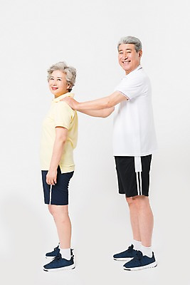 포토 JPG 스튜디오촬영 전신 여자 남자 실내 건강 서기 미소 사람 두명 옆모습 운동복 운동 건강관리 노부부 한국인 60대 70대 나란히 노인만 어깨에손 국내포토 부부 옷 노년 뷰포인트 모션 표정 관리 동양인 내부 성인만 파일형식