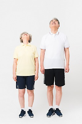 포토 JPG 스튜디오촬영 전신 여자 남자 실내 건강 사람 두명 앞모습 운동복 운동 건강관리 노부부 한국인 올려보기 60대 70대 맨손체조 목운동 노인만 국내포토 부부 옷 노년 뷰포인트 모션 관리 동양인 내부 체조 성인만 파일형식
