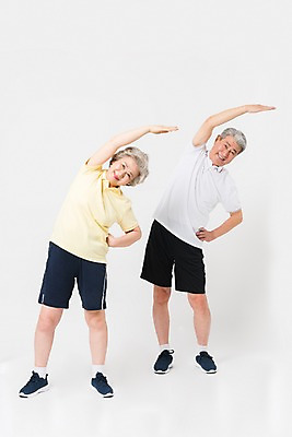 포토 JPG 스튜디오촬영 전신 여자 남자 실내 건강 미소 사람 두명 앞모습 운동복 운동 건강관리 노부부 한국인 60대 팔운동 70대 허리운동 노인만 국내포토 부부 옷 노년 뷰포인트 표정 관리 동양인 내부 성인만 파일형식