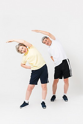 포토 JPG 스튜디오촬영 전신 여자 남자 실내 건강 미소 사람 두명 앞모습 운동복 운동 건강관리 노부부 한국인 60대 팔운동 70대 맨손체조 허리운동 노인만 국내포토 부부 옷 노년 뷰포인트 표정 관리 동양인 내부 체조 성인만 파일형식