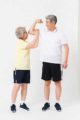 포토 JPG 스튜디오촬영 전신 여자 남자 실내 건강 서기 미소 사람 두명 앞모습 옆모습 운동 마주보기 건강관리 노부부 한국인 잡기 60대 70대 팔근육 자랑 팔뚝 노인만 국내포토 부부 노년 뷰포인트 모션 근육 표정 관리 동양인 내부 신체부위 성인만 파일형식