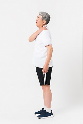 포토 JPG 스튜디오촬영 전신 남자 건강 한명 서기 사람 옆모습 운동복 운동 건강관리 한국인 찡그림 70대 어깨통증 노인남자한명만 국내포토 1 옷 노년 뷰포인트 모션 실내 표정 관리 동양인 질병 남자한명만 노인남자만 파일형식