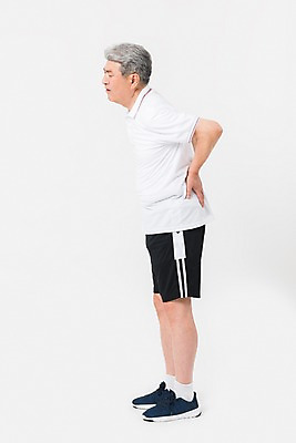 포토 JPG 스튜디오촬영 전신 남자 건강 한명 사람 옆모습 운동복 운동 건강관리 한국인 찡그림 70대 허리통증 노인남자한명만 국내포토 1 옷 노년 뷰포인트 실내 표정 관리 동양인 고통 남자한명만 노인남자만 파일형식