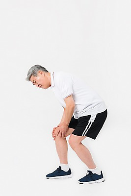 포토 JPG 스튜디오촬영 전신 남자 건강 한명 사람 옆모습 운동복 운동 건강관리 한국인 찡그림 70대 무릎통증 노인남자한명만 국내포토 1 옷 노년 뷰포인트 실내 표정 관리 동양인 고통 남자한명만 노인남자만 파일형식