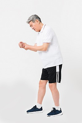 포토 JPG 스튜디오촬영 전신 남자 건강 한명 사람 옆모습 운동복 운동 건강관리 한국인 찡그림 70대 노인남자한명만 손목통증 국내포토 1 옷 노년 뷰포인트 실내 표정 관리 동양인 고통 남자한명만 노인남자만 파일형식