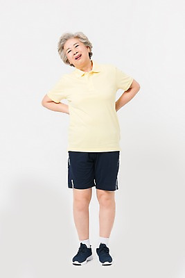 포토 JPG 스튜디오촬영 전신 여자 건강 한명 사람 앞모습 운동복 운동 건강관리 한국인 찡그림 60대 허리통증 노인여자한명만 국내포토 1 옷 노년 뷰포인트 실내 표정 관리 동양인 고통 여자한명만 노인여자만 파일형식