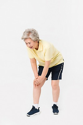 포토 JPG 스튜디오촬영 전신 여자 건강 한명 사람 앞모습 운동복 운동 건강관리 한국인 찡그림 60대 무릎통증 노인여자한명만 국내포토 1 옷 노년 뷰포인트 실내 표정 관리 동양인 고통 여자한명만 노인여자만 파일형식
