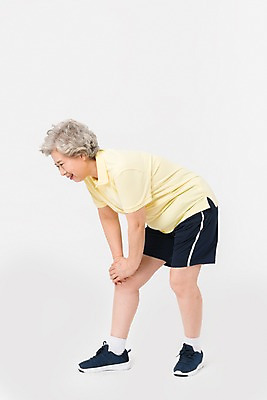 포토 JPG 스튜디오촬영 전신 여자 건강 한명 사람 옆모습 운동복 운동 건강관리 한국인 찡그림 60대 무릎통증 노인여자한명만 국내포토 1 옷 노년 뷰포인트 실내 표정 관리 동양인 고통 여자한명만 노인여자만 파일형식