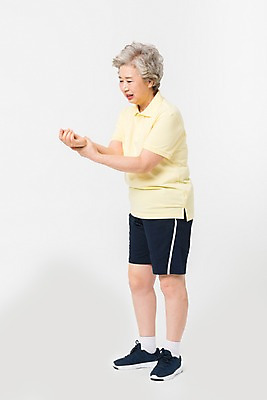 포토 JPG 스튜디오촬영 전신 여자 건강 한명 사람 옆모습 운동복 운동 건강관리 한국인 찡그림 60대 노인여자한명만 손목통증 국내포토 1 옷 노년 뷰포인트 실내 표정 관리 동양인 고통 여자한명만 노인여자만 파일형식
